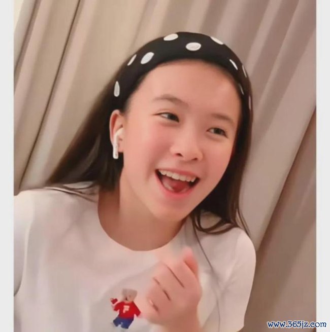 刘涛携男儿亮相意大利 母女同框似姐妹