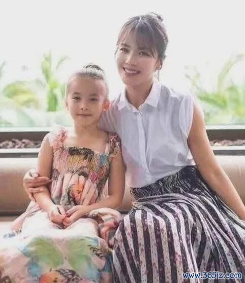 刘涛携男儿亮相意大利 母女同框似姐妹