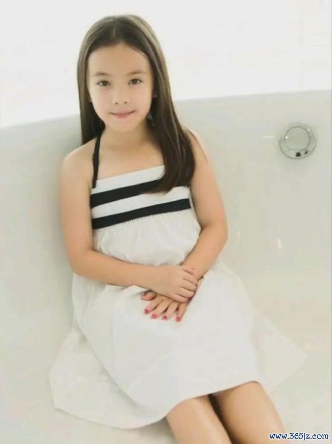 刘涛携男儿亮相意大利 母女同框似姐妹
