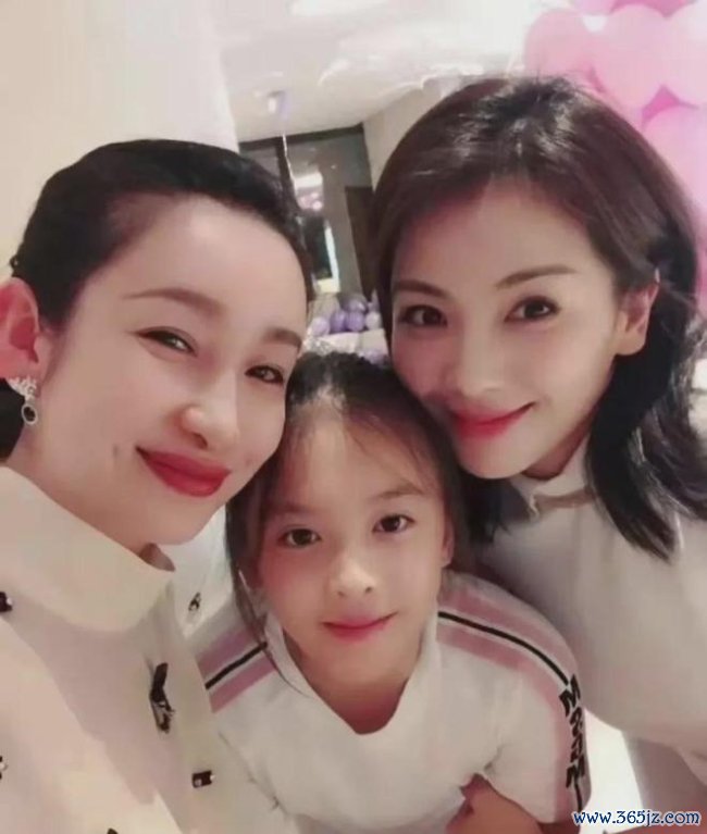 刘涛携男儿亮相意大利 母女同框似姐妹