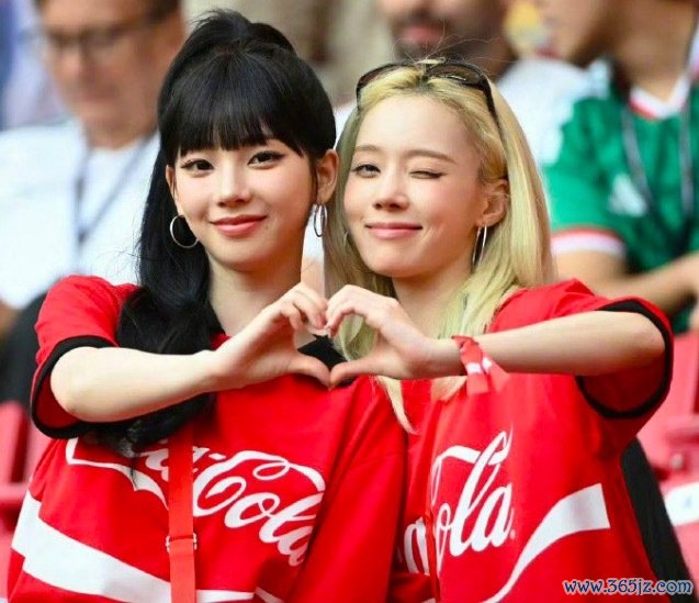 柳智敏宇宙杯现场为韩国队加油